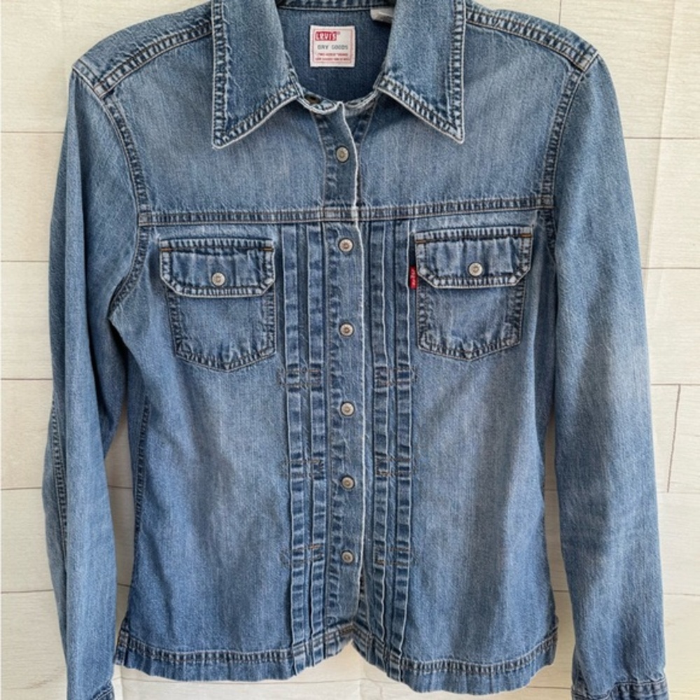 Vintage Levi’s Denim button down shirt size medium